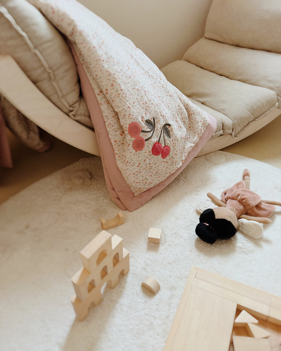 Nova Blanket L - Cherry Floral